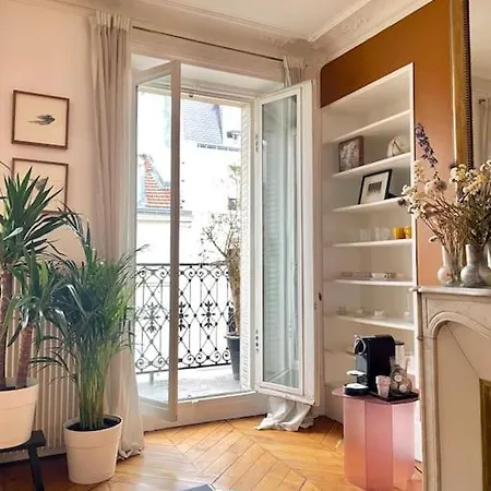 Parishome! Double Balcony, Art & Designer Touches Daire Paris