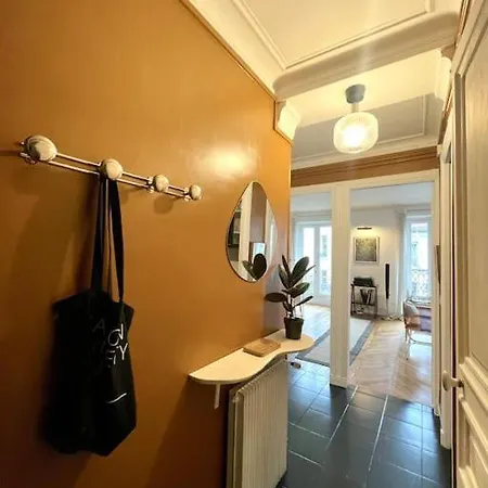 Parishome! Double Balcony, Art & Designer Touches Daire *