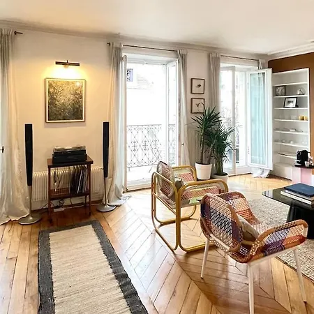 Parishome! Double Balcony, Art & Designer Touches Daire *